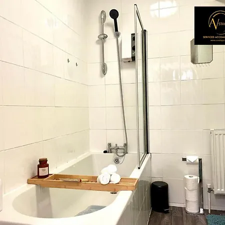 Three Bedroom By Av Stays Short Lets With Free Parking & Wifi *