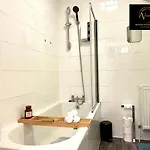 Three Bedroom By Av Stays Short Lets With Free Parking & Wifi *
