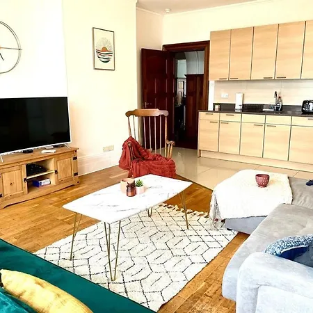 Three Bedroom By Av Stays Short Lets With Free Parking & Wifi Appartement
