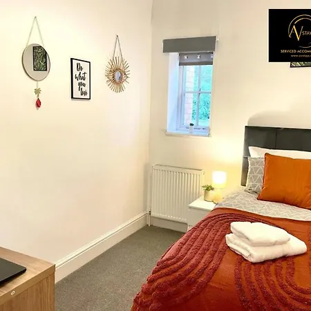 Three Bedroom By Av Stays Short Lets With Free Parking & Wifi Appartement *