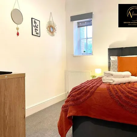 Three Bedroom By Av Stays Short Lets With Free Parking & Wifi