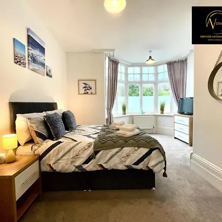 Three Bedroom By Av Stays Short Lets With Free Parking & Wifi *